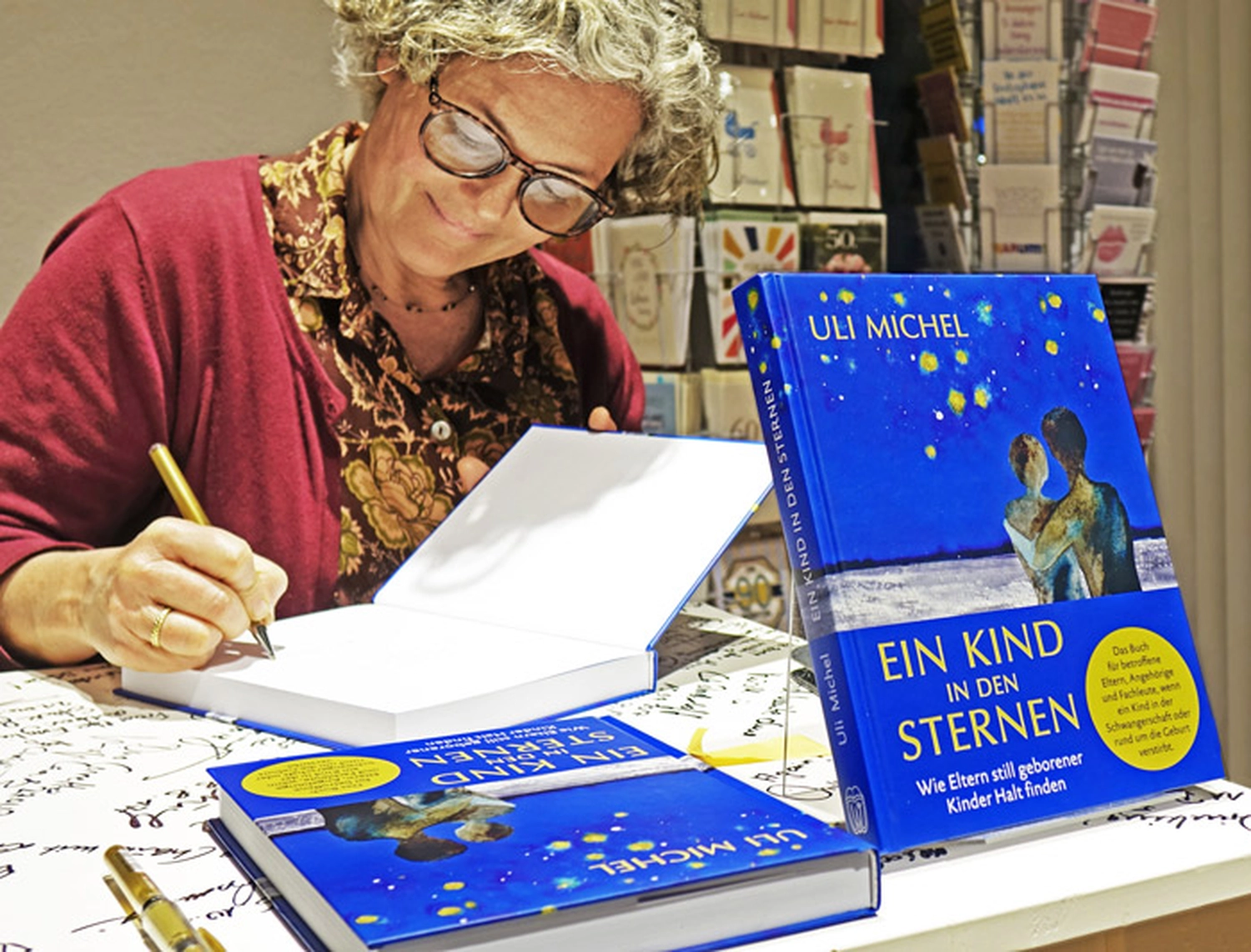 Hebamme Trauma-Fachberaterin - Coaching, Beratung, Kurse und Lesungen - Ulrike Michel signiert ein Buch