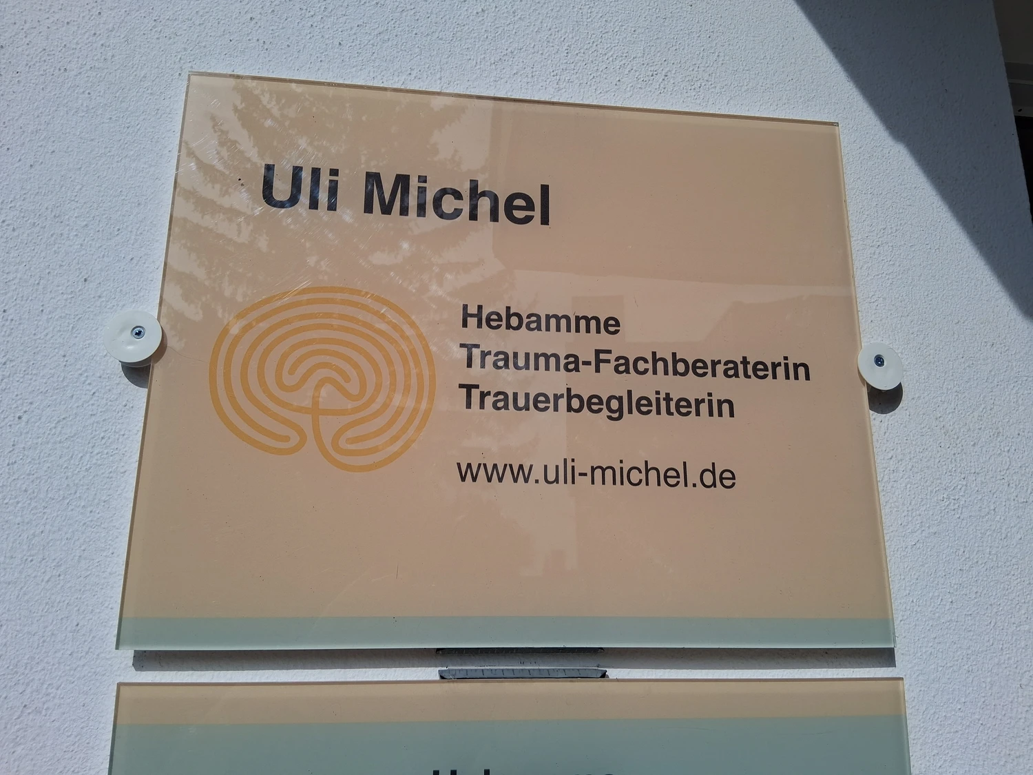 Hebamme Trauma-Fachberaterin - Coaching, Beratung, Kurse und Lesungen - Ein Acrylschild mit polierten Kanten und einem Befestigungsset zur Wandmontage.