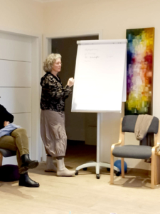 Uli Michel steht vor einem Flipchart